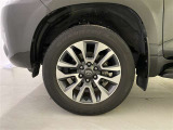 機敏さを引き立てる純正アルミ 265/65 R17 装着!