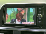 停車中にテレビ番組の映像を視聴でき、休憩時間などに活用できます。画面操作で映像を楽しめる装備を備えており、車内で過ごすひとときの選択肢が広がるのもうれしいポイントです。