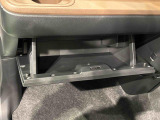 大きな荷物を収納できる、便利な助手席グローブボックス