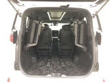 サードシートを格納すれば、広いラゲージスペースを確保可能です。室内高も約1,360mm確保されているので、ある程度高さのある荷物も積載可能です。