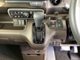 足元スッキリ、インパネシフトです。パーキングブレーキは電子制御パーキングブレーキタイプなので、運転席と助手席の間がスッキリしています。