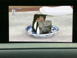 停車中にテレビ番組を視聴できる画面を備えています。休憩時間など、車を停めて過ごすひとときに映像を楽しめるのが魅力です。画面も見やすく、くつろぎの時間に活用できます。