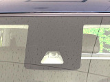 【スマートアシスト】走行中に前方の車両等を認識し、衝突しそうな時は警報とブレーキで衝突回避と被害軽減をアシスト。より安全にドライブをお楽しみいただけます。