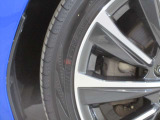 タイヤサイズは225/45R18です。
