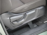 ◆シートハイトアジャスター◆運転席を上下に高さ調節ができます!運転ポジションを体格に合わせてシート調整できます。