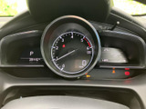速度や燃料残量、走行距離などを運転席前方で確認できるメーター配置です。表示がまとまっており、走行に必要な情報を把握しやすい実用的な装備です。