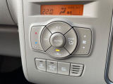 【オートエアコン】一度お好みの温度に設定すれば、車内の温度を検知し風量や温度を自動で調整。暑い&hellip;寒い&hellip;と何度もスイッチ操作をする必要はありません。快適な車内空間には必須の機能ですね♪
