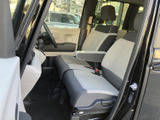 前席は見晴らしがよく、明るい色合いのシートが車内に開放感をもたらします。左右の座席にはアームレストが備わり、乗り降りの際も足元のスペースを確保しやすい造りです。
