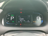 速度やシフト位置、燃料残量などをひとまとまりに表示し、運転に必要な情報を確認しやすいメーターまわりです。表示が整理されており、出発前や走行中の視線移動を抑えます。