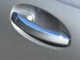シートヒーターはエアコンより温まるのが早く、寒い日の運転には欠かせない装備です。3段階の温度調節ができ、快適な温度でドライブいただけます。