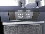 充電用USB付き。スマートフォンなどの充電に便利です。