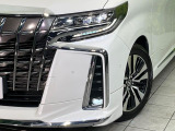 【シーケンシャルターンランプ付きLEDヘッドライト】人気の『流れるウィンカー』付きのLEDヘッドライトを装備♪高級感はもちろん、点灯時は存在感たっぷりで他車からも認識されやすく安心です。
