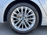 BMWならではの卓越した走りを支えるホイールと足回りです!日本車の走りに慣れている方にもぜひ体感して頂きたいほど、高いレベルでまとまっています!純正18インチアルミホイール。