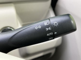 レバーには灯火類を示すマークが並び、必要な表示を目で確認しやすい設計です。運転席から手の届く位置にまとまり、日常の運転を支える機能を備えています。