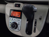 車内を快適に、オートエアコンを装備しています。