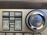 エンジンスタートはボタンを押すだけ!運転席にて両側電動スライドドアの開閉操作が出来ます!便利な機能です!