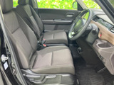 運転席と助手席は前方を見渡しやすい配置で、座面と背もたれには落ち着いた色合いを採用しています。ゆったりと腰掛けられ、普段の移動も快適に過ごせます。