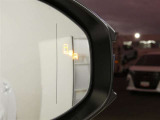 ブラインドスポットモニター装備。隣車線を走る車両を検知。ドアミラーでは確認しにくい後方、側方エリアに存在する車両や急接近してくる車両も検知しドアミラーに搭載されたLEDインジケーターが点灯します。