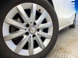 ●純正16インチアルミホイール:輸入車ならではの卓越した走りを支えるホイールと足回りです!日本車の走りに慣れている方にもぜひ体感して頂きたいほど、高いレベルでまとまっています!