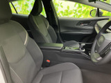 前席は身体を包み込むような形状で、運転席と助手席それぞれにゆったり座れる印象です。前方や側方の窓から外の様子を確認しやすく、センターコンソールも手の届きやすい位置にまとまっています。
