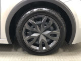 樹脂フルキャップ付き17インチスチールホイール(195/60R17)装着です。