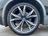 BMWならではの卓越した走りを支えるホイールと足回りです!日本車の走りに慣れている方にもぜひ体感して頂きたいほど、高いレベルでまとまっています!純正20インチアルミホイール。