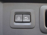 【パワーリアゲート】キーのスイッチまたは車両の各種スイッチを操作することにより、リアゲートが自動で開閉します。