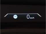 【ヘッドアップディスプレイ】現在の車速表示や目的地へのルート案内やメディア関連のリストを表示する事が可能です。視線移動を減らす事によりドライブに集中して頂けます。