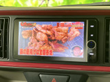 停車時には画面でテレビ番組を視聴でき、待ち時間も過ごしやすくなります。映像と文字が表示される画面で、車内でのひとときを楽しめる装備です。視聴は停車中にお楽しみください。