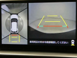パノラミックビューモニター付きです。車両を上から見たような映像をディスプレイオーディオ画面に表示。運転席からの目視だけでは見にくい、車両周辺の状況をリアルタイムでしっかり確認できます。