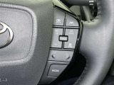 クルーズコントロール機能が付いています。 速度を設定するとアクセルを踏まなくても一定の速度で走ることができます。  高速道路ではとても便利な装置なんです。