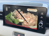 停車中にテレビ番組や映像を楽しめる画面を備えています。見やすい大きさで表示され、休憩時間など車を停めて過ごすひとときに、車内での楽しみを広げてくれます。