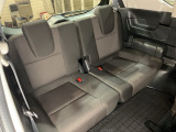 3列目は跳ね上げることにより大きな荷室を作ることが出来ます。