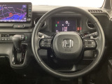 【ハンドル】運転にかかわる様々な操作を安全に行えるように視点移動が少なく操作性に配慮されたスイッチ類が凝縮されたコックピットです。