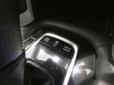 トラクションコントロール装備です。すべりやすい路面での発進時や加速時にタイヤの空転を抑え、駆動力確保に貢献する機能です。詳細は販売店スタッフまでおたずねください。