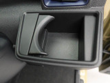 カップホルダーは運転席や助手席からちょうど手の届く位置です!!