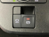 【電動パーキングブレーキ+オートブレーキホールド機能】 指先だけで簡単に操作が可能なパーキングブレーキ、スイッチを押すとブレーキペダルから足を離してもブレーキを保持できるオートブレーキホールド搭載。