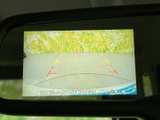後方確認がしやすいように、モニターがルームミラーに搭載されています。駐車時の安全性を高める機能で、狭い場所でも安心のドライブをサポートします。