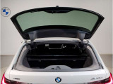 【トランクルーム】十分な容量を確保したトランクルーム。環境へ配慮したスペアタイヤ非搭載のBMW。その分、トランクスペースを有効活用できる様にしてあります。