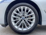 BMWならではの卓越した走りを支えるホイールと足回りです!日本車の走りに慣れている方にもぜひ体感して頂きたいほど、高いレベルでまとまっています!純正18インチアルミホイール。