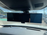 インテリジェントルームミラーは、車両後方のカメラ映像をミラー面に映し出すので、同乗者や積み荷などの車内状況や、天候などに影響されずいつでもクリアな後方視界が得られます。