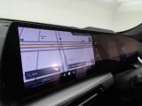 【カーブドディスプレイ】ドライバーに向かって湾曲した大型ディスプレイです。インフォメーションディスプレイとコントロールディスプレイが一体化しており、ドライバーの視覚的な操作性を向上させます