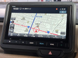 道路や現在地が地図上に表示され、周辺の位置関係を画面で確認できます。案内情報や地図の切り替え項目も見やすく、目的地までの道順を調べたいときに役立つナビ画面です。