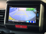 【バックカメラ】駐車時に後方がリアルタイム映像で確認できます。大型商業施設や立体駐車場での駐車時や、夜間のバック時に大活躍!運転スキルに関わらず、今や必須となった装備のひとつです!