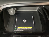 センターコンソールにはワイヤレス充電器を装備してます。Qi(チー)規格対応のスマートフォンなどを置くだけでワイヤレスで充電可能です。またスマートフォンの充電可能なUSB端子なども別途装備しています。