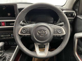 快適な操作性の運転席、ハンドルも綺麗に清掃済みです!もちろん安全を守るエアバッグも装備しているので安心してお乗りいただけます(^^)