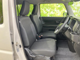 前席は座面と背もたれにゆとりを感じる形状で、運転席からは前方や側方を見渡しやすい印象です。落ち着いた色合いのシートと足元で、毎日の乗り降りも心地よくお使いいただけます。