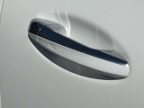 シートヒーターはエアコンより温まるのが早く、寒い日の運転には欠かせない装備です。3段階の温度調節ができ、快適な温度でドライブいただけます。