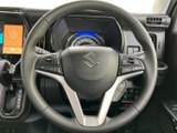 手元に複数のスイッチを備え、運転姿勢を保ちながら必要な機能にアクセスしやすい設計です。メーターやナビ画面と合わせ、使い勝手に配慮された装備です。