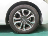 純正アルミホイール装着。スチールホイールより重量が軽いため、燃費や走行性能が向上するアイテムです。